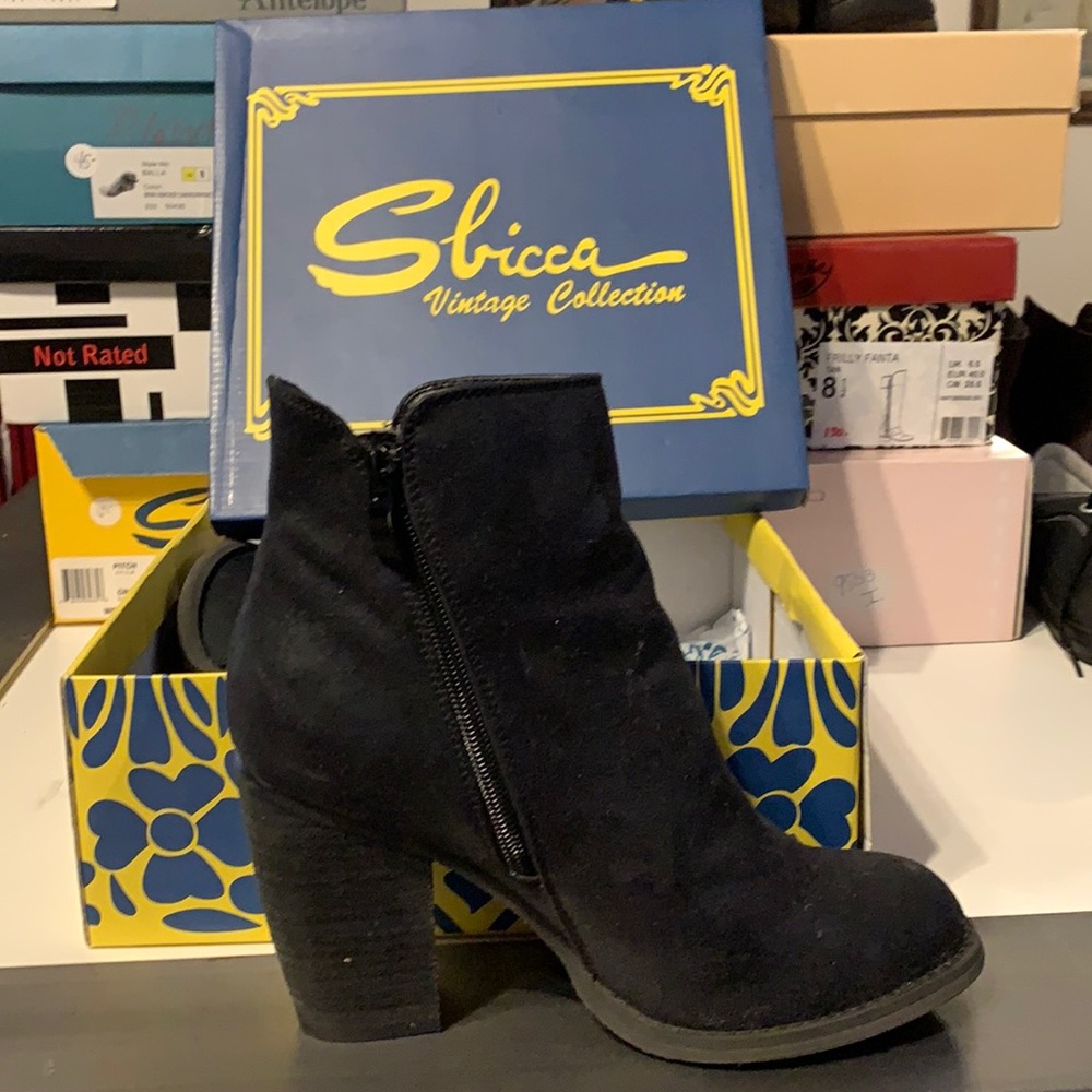 Black booties with heel in box